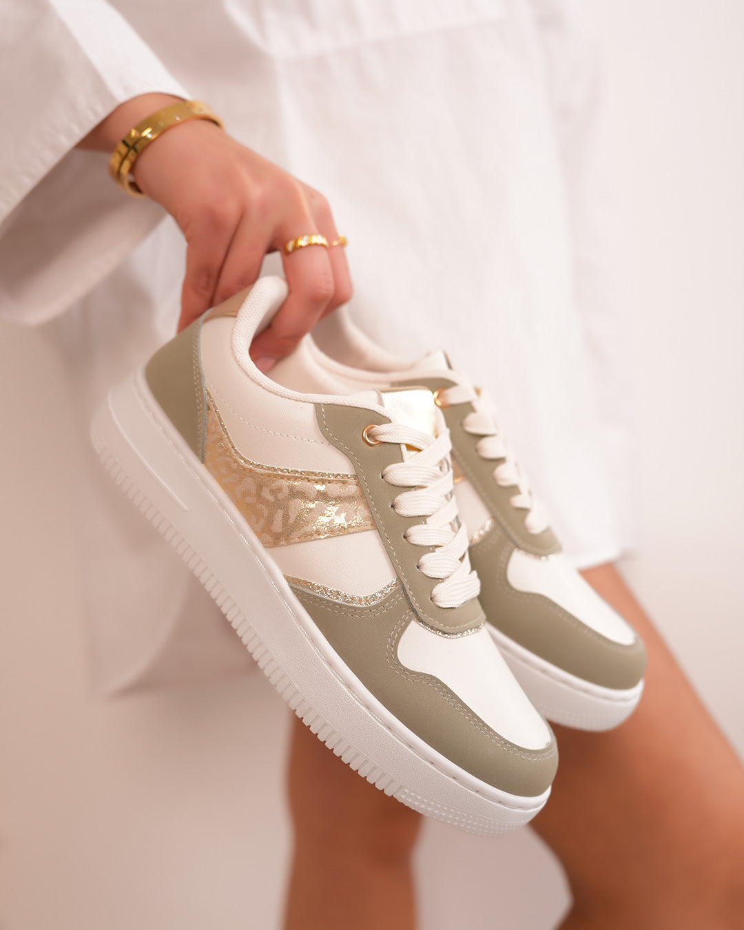Basket femme blanche et vert clair élégante avec détail léopard doré