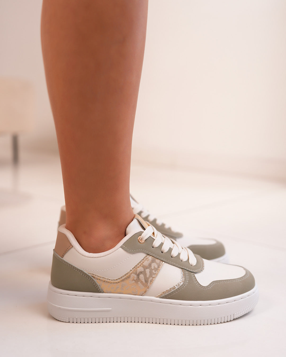Basket femme blanche et vert clair élégante avec détail léopard doré