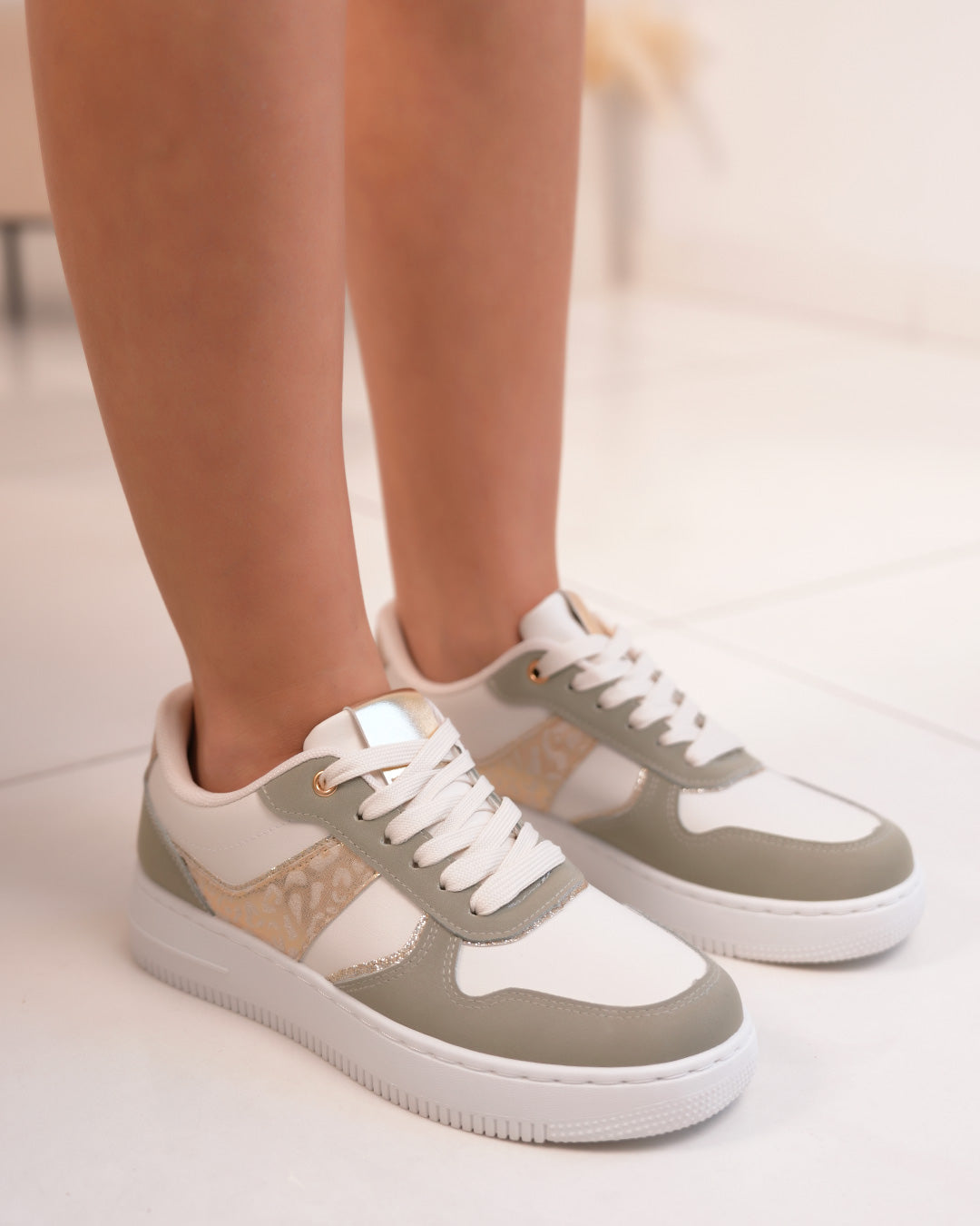 Basket femme blanche et vert clair élégante avec détail léopard doré