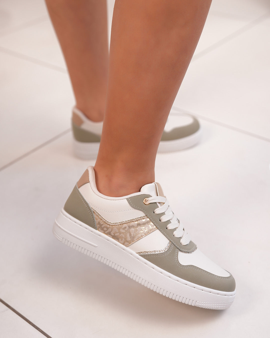 Basket femme blanche et vert clair élégante avec détail léopard doré