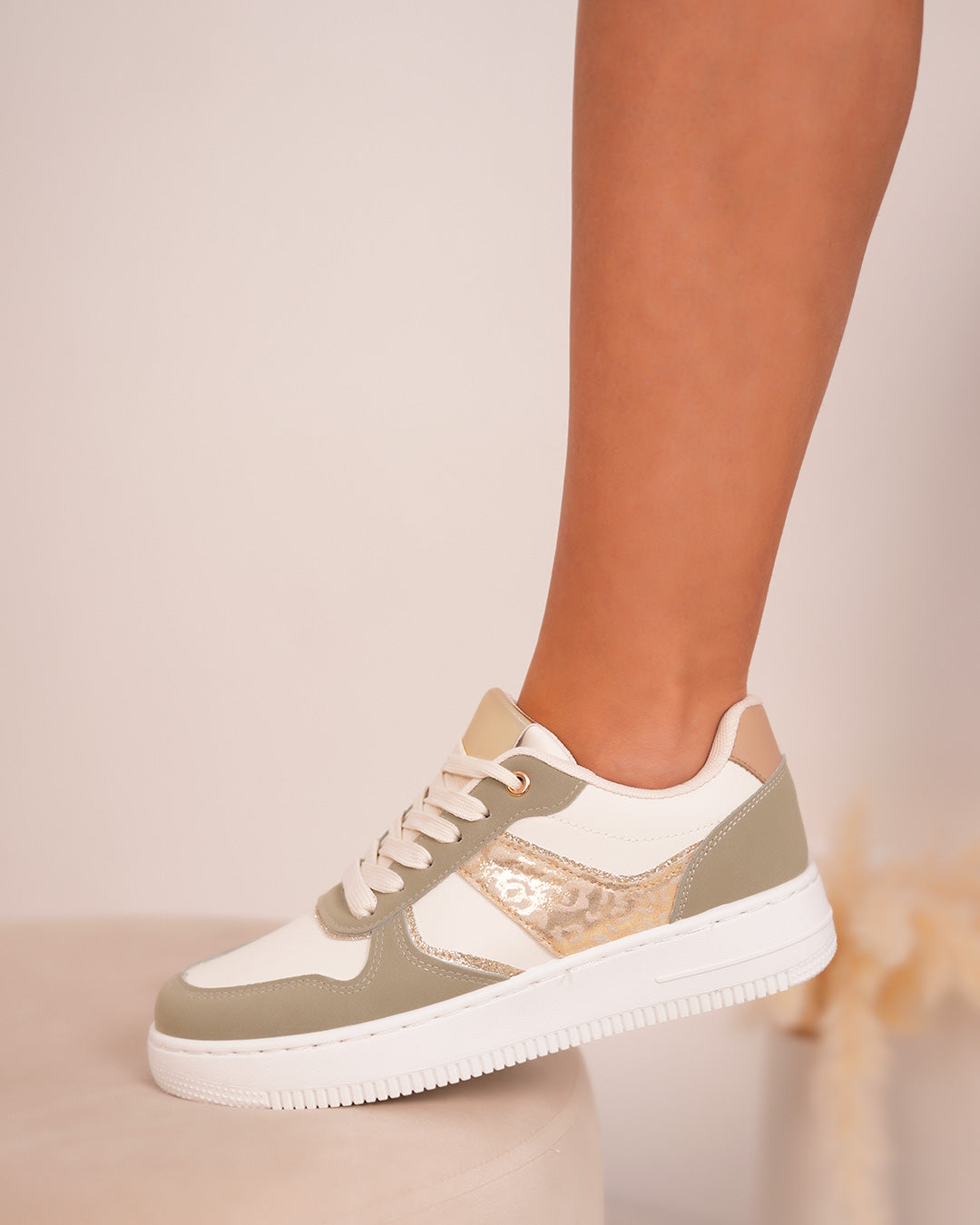 Basket femme blanche et vert clair élégante avec détail léopard doré