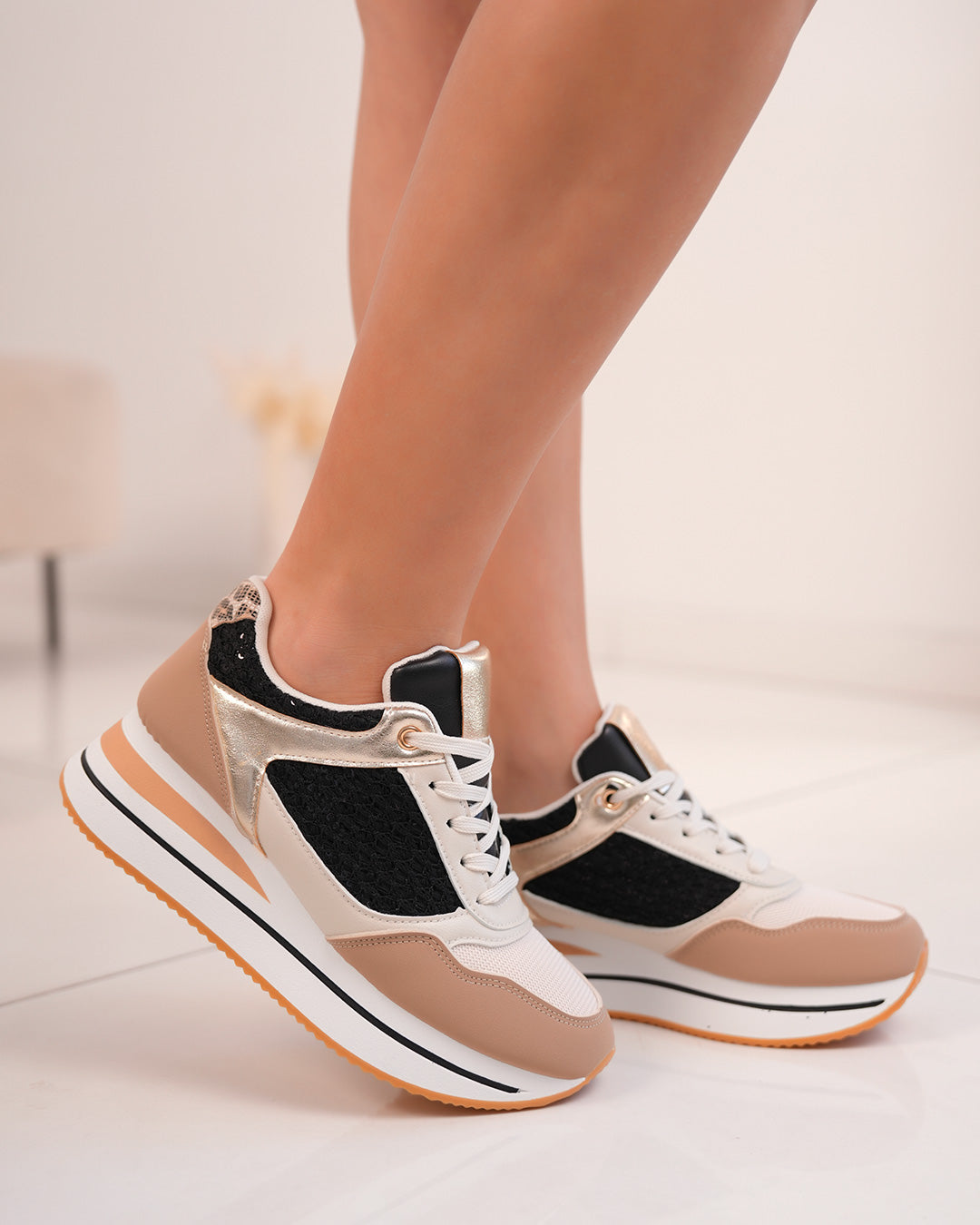Basket femme beige et noire tendance avec broderie pailletée et dorures