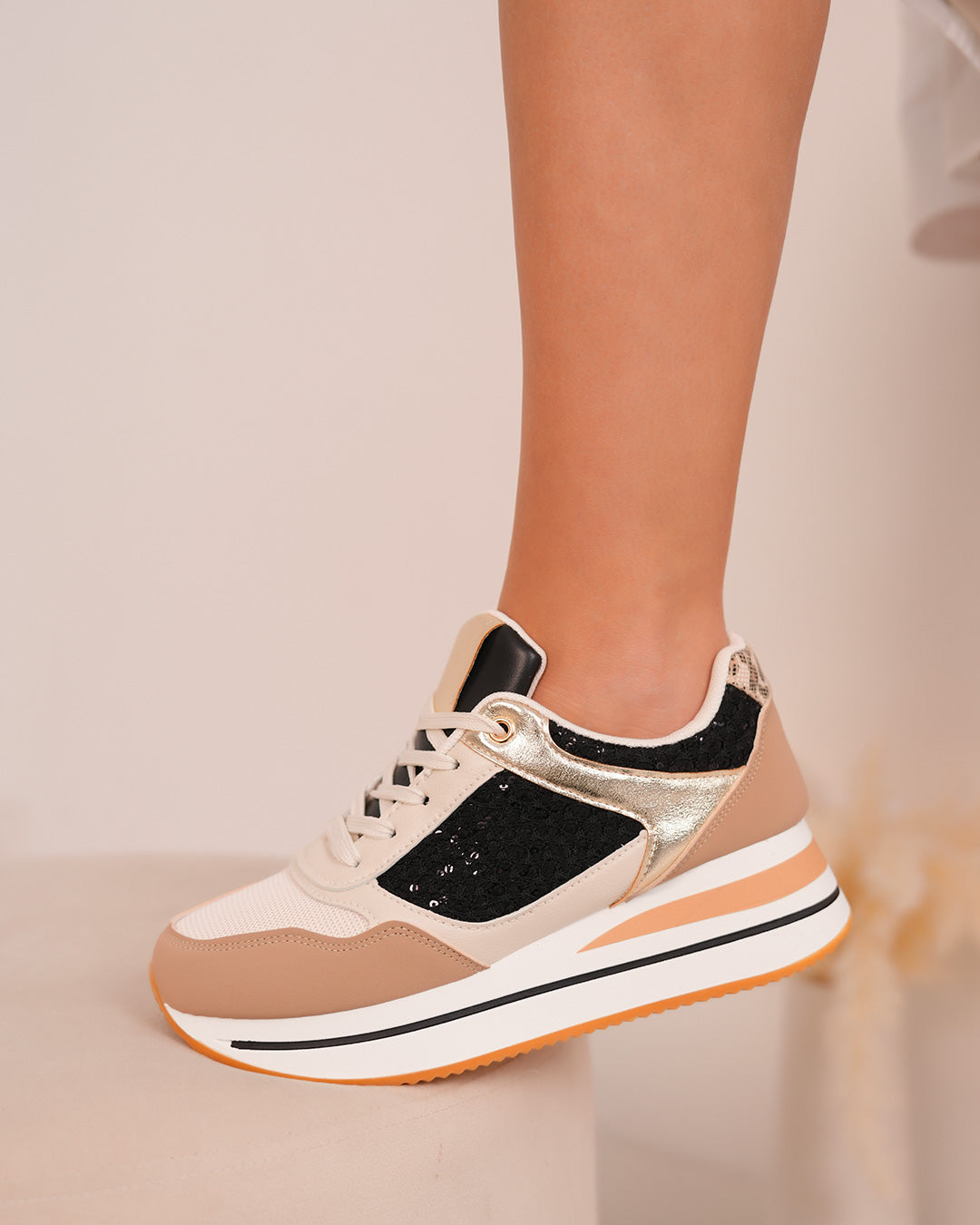 Basket femme beige et noire tendance avec broderie pailletée et dorures