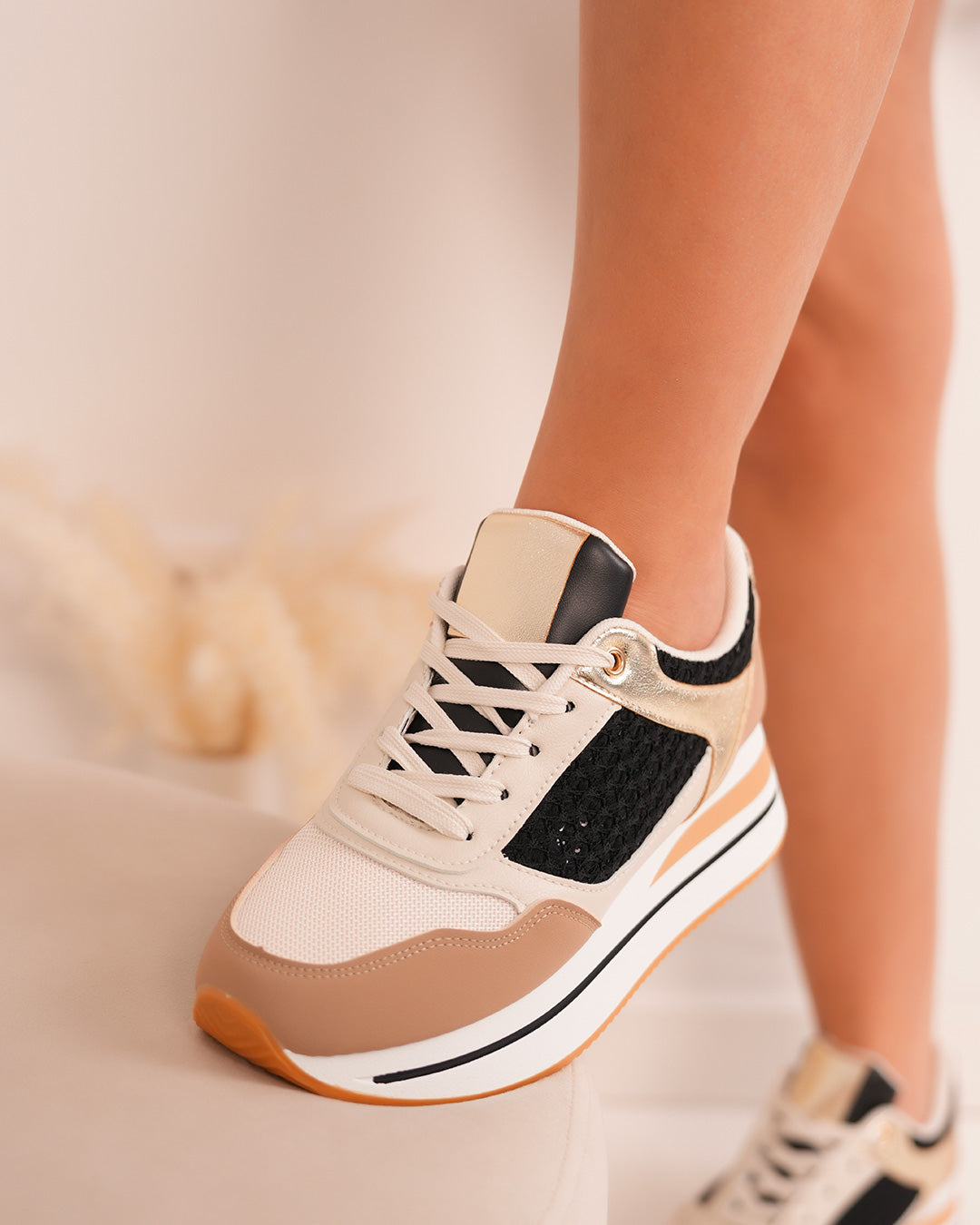 Basket femme beige et noire tendance avec broderie pailletée et dorures
