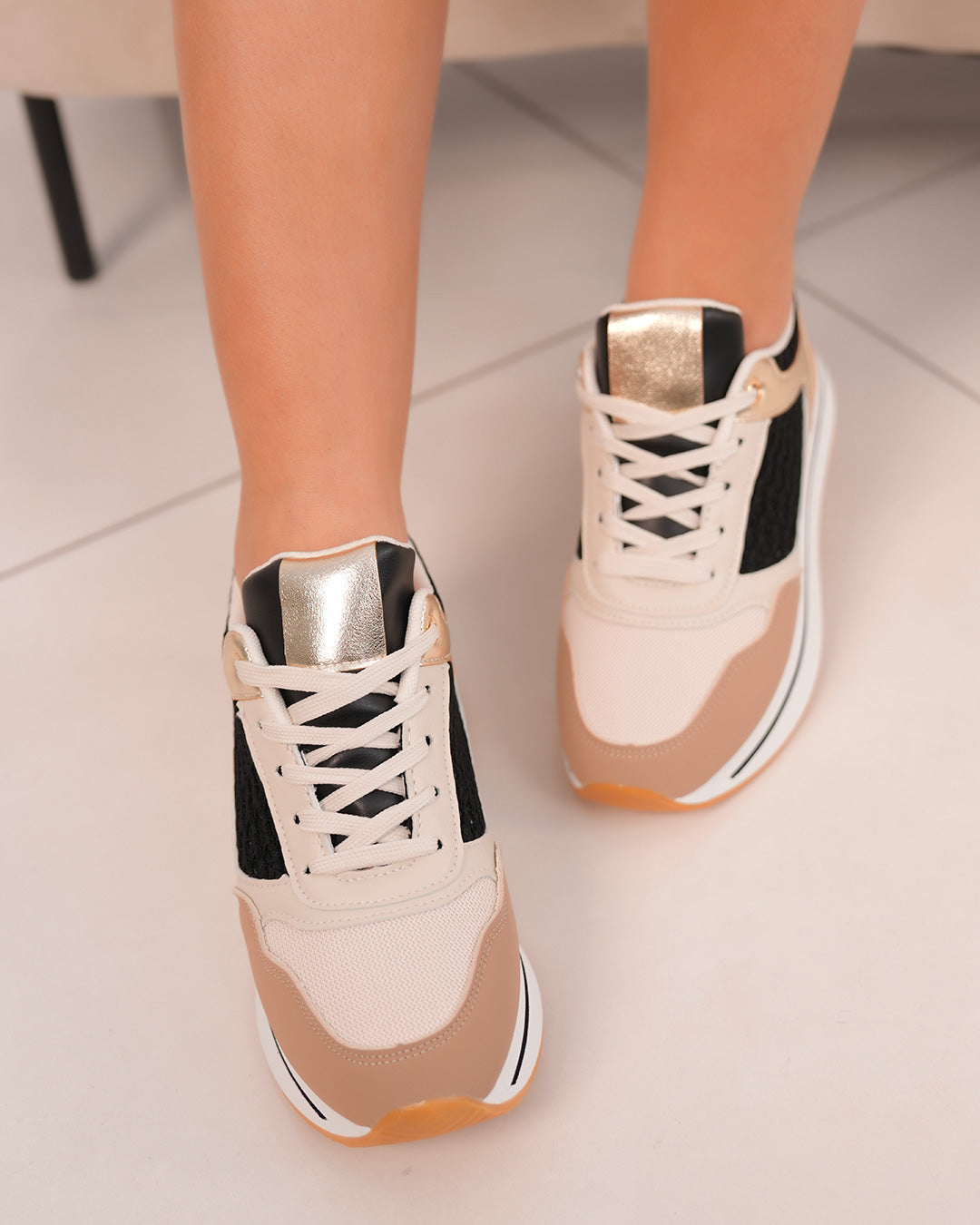 Basket femme beige et noire tendance avec broderie pailletée et dorures