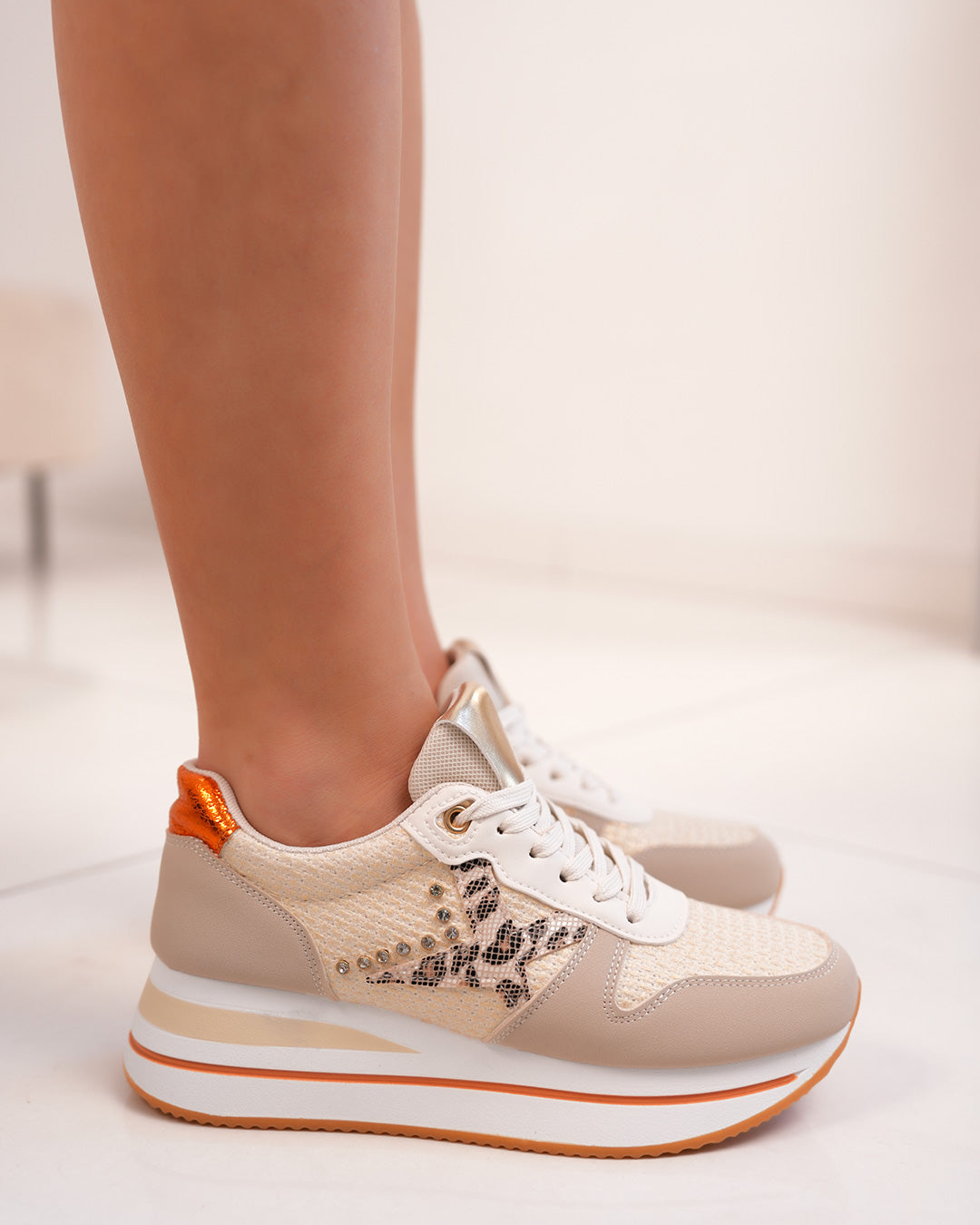 Basket femme beige et orange tendance avec broderie, strass et détail léopard