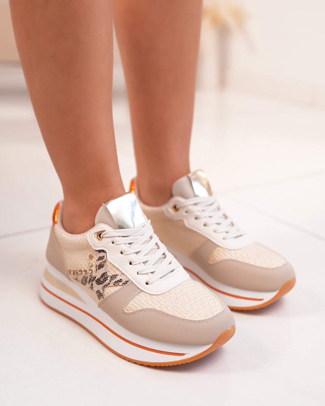Basket femme beige et orange tendance avec broderie, strass et détail léopard
