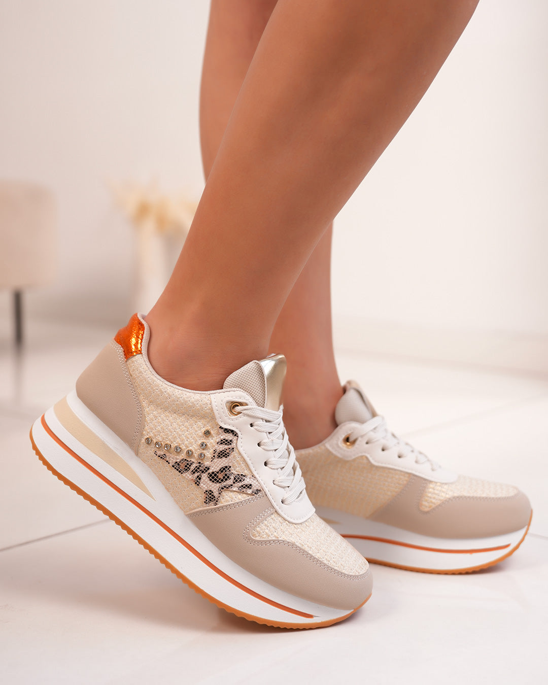 Basket femme beige et orange tendance avec broderie, strass et détail léopard