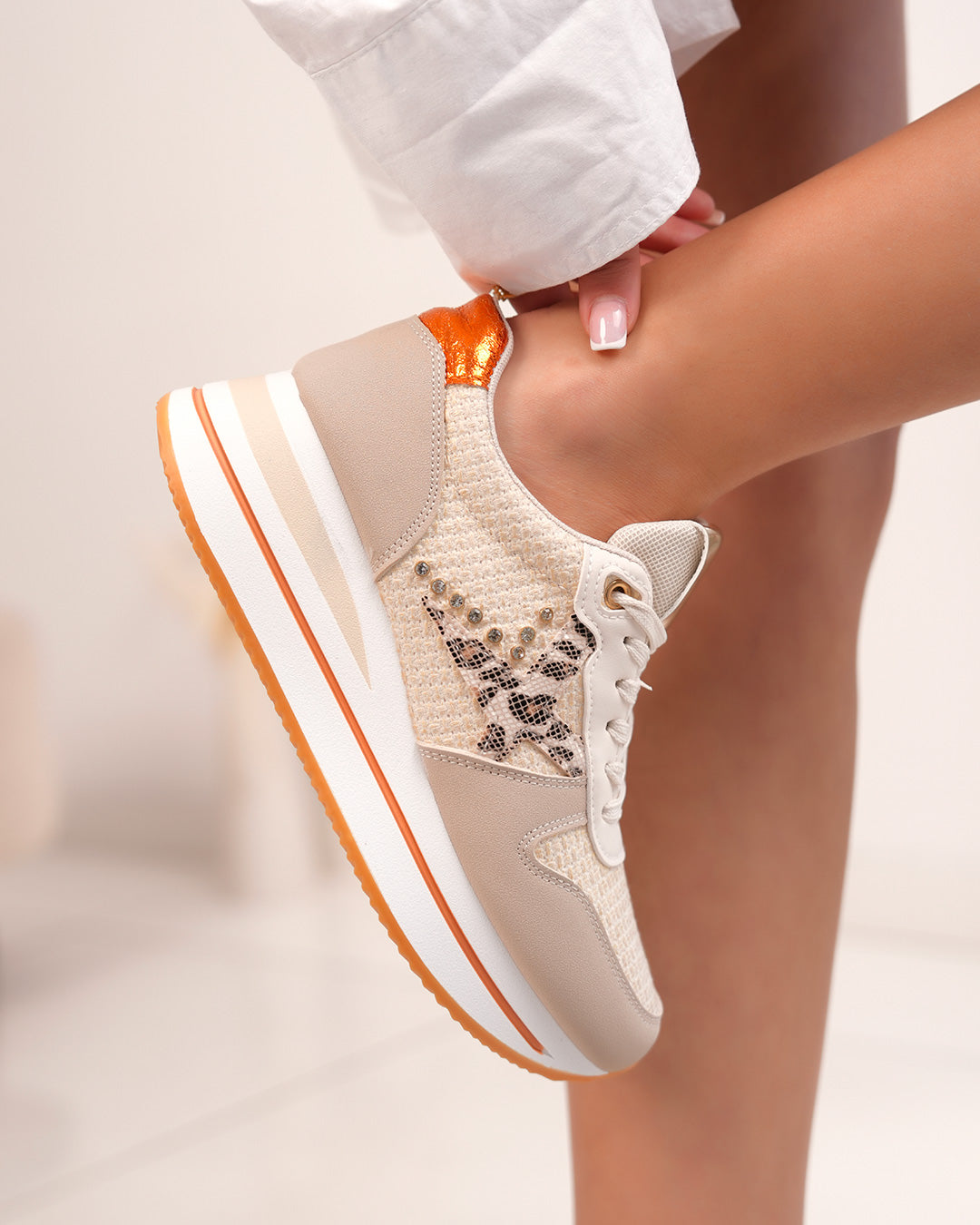 Basket femme beige et orange tendance avec broderie, strass et détail léopard