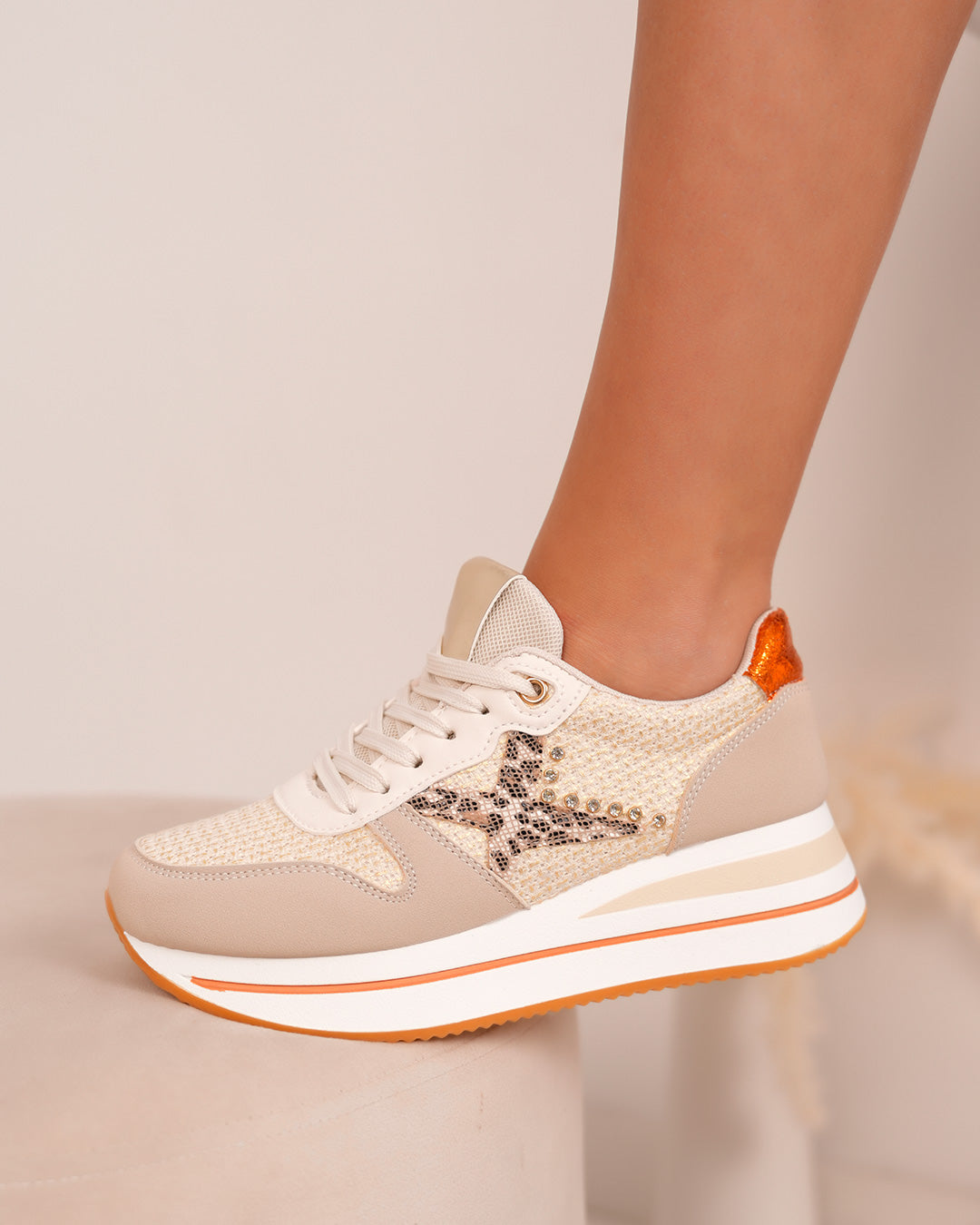 Basket femme beige et orange tendance avec broderie, strass et détail léopard