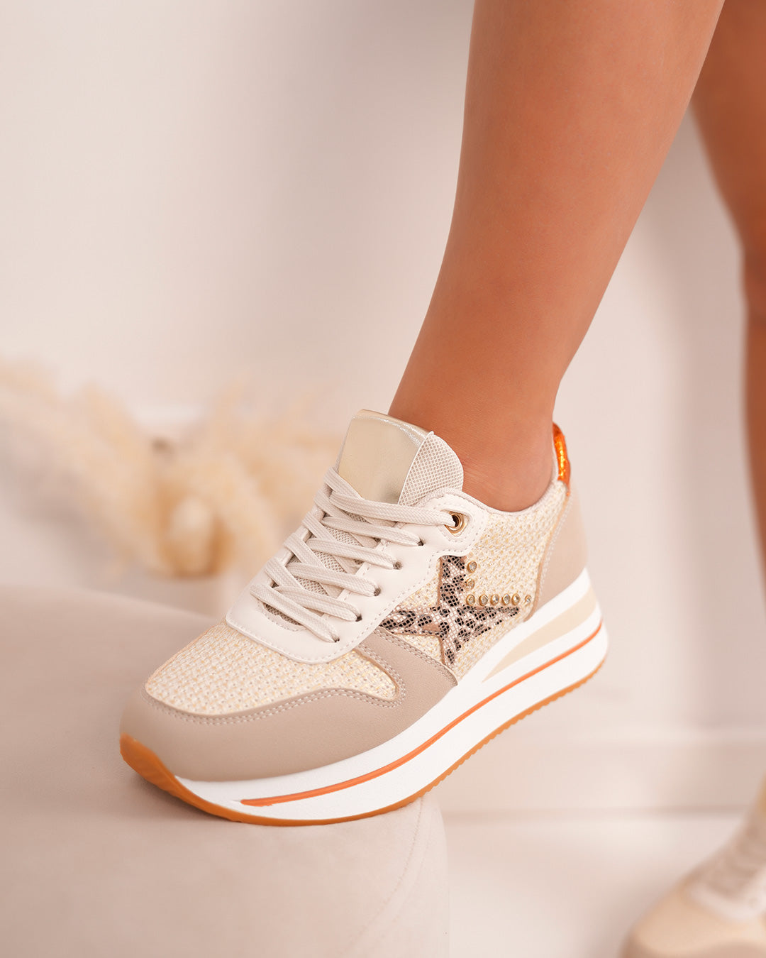 Basket femme beige et orange tendance avec broderie, strass et détail léopard