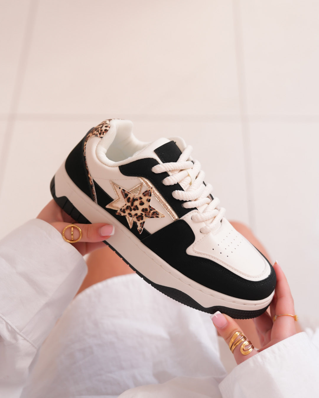 Basket femme blanche et noire tendance avec étoiles léopard et lacets épais