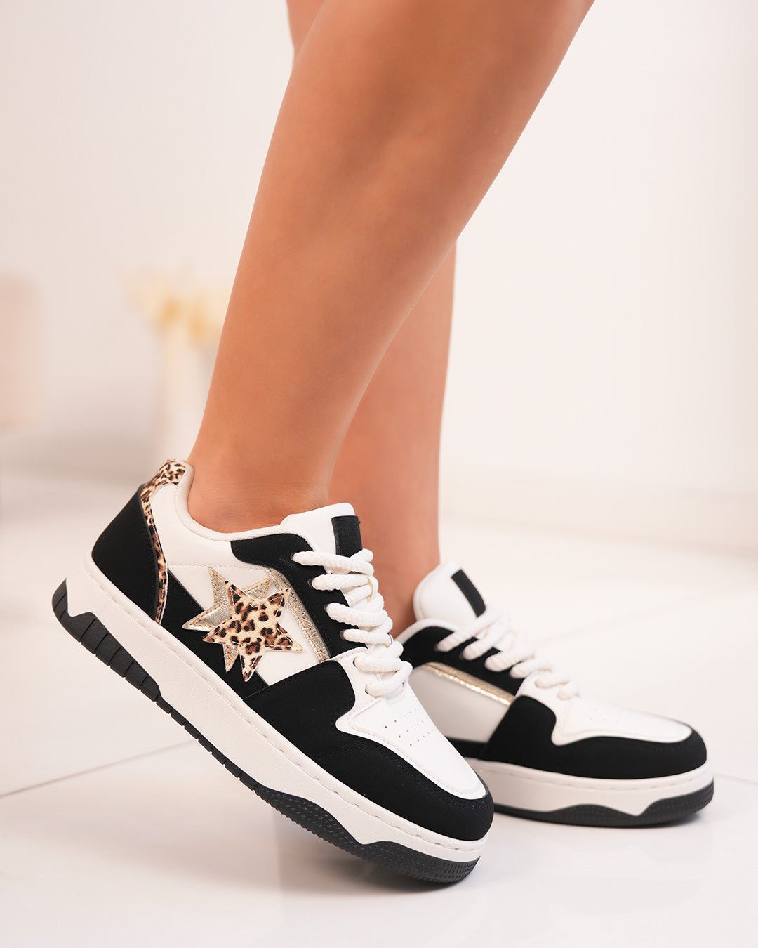 Basket femme blanche et noire tendance avec étoiles léopard et lacets épais