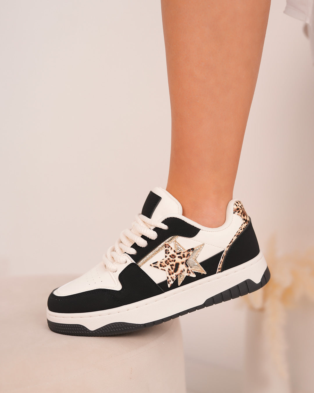 Basket femme blanche et noire tendance avec étoiles léopard et lacets épais