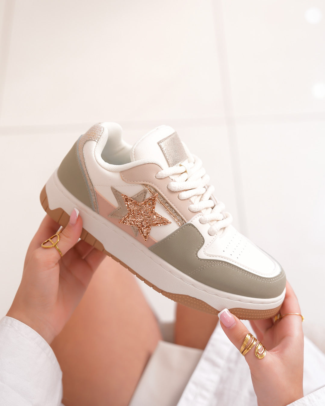 Basket femme blanche, beige et verte avec étoiles dorées pailletées et lacets épais