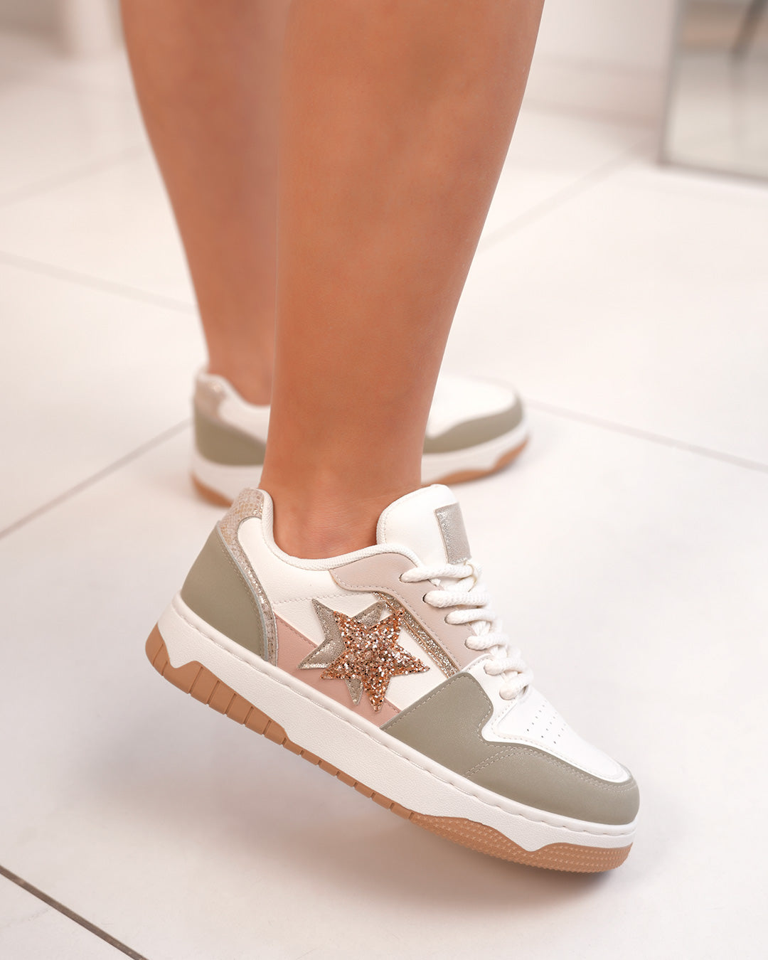 Basket femme blanche, beige et verte avec étoiles dorées pailletées et lacets épais