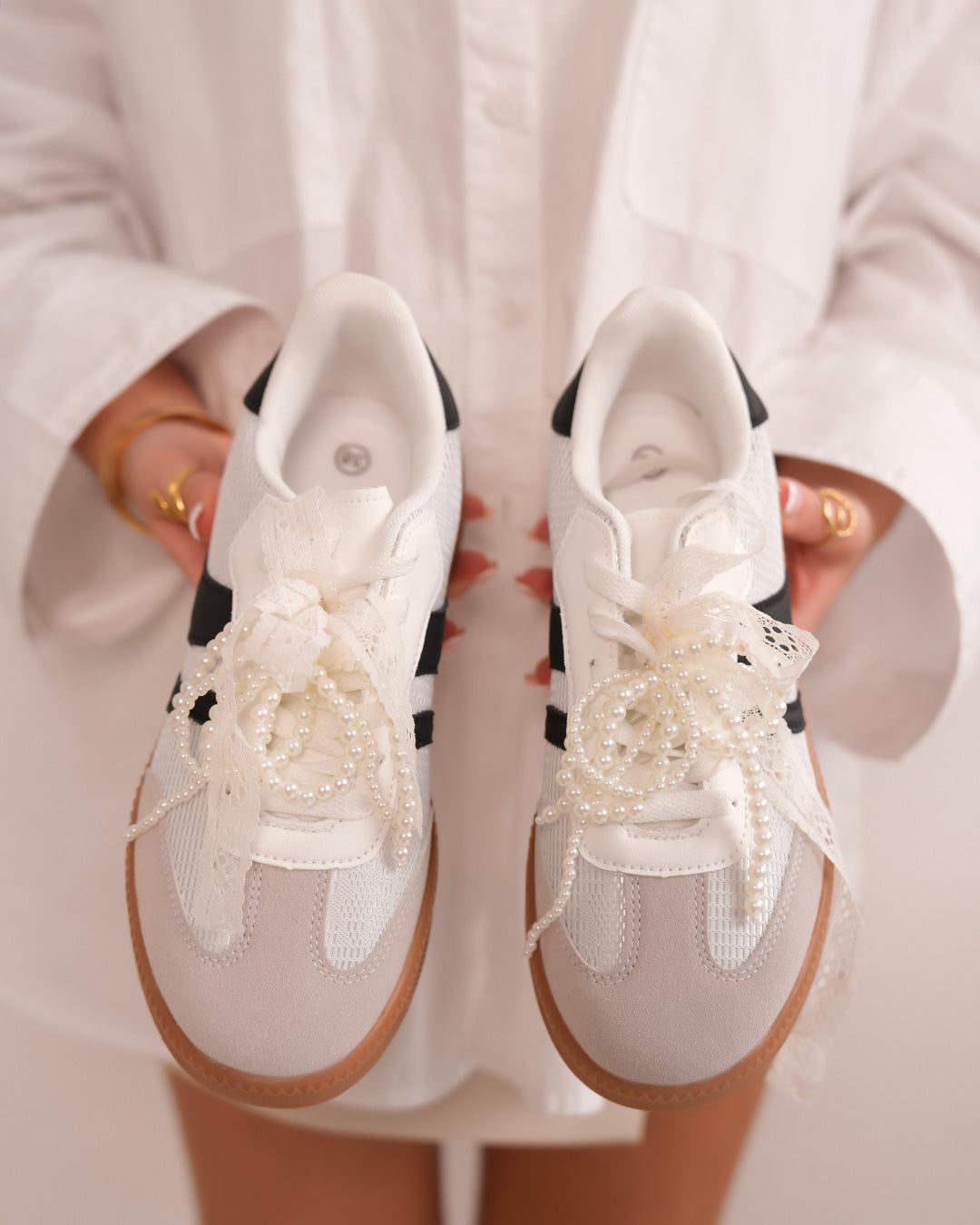 Basket femme blanche effet tissé avec dentelle, perles et semelle marron