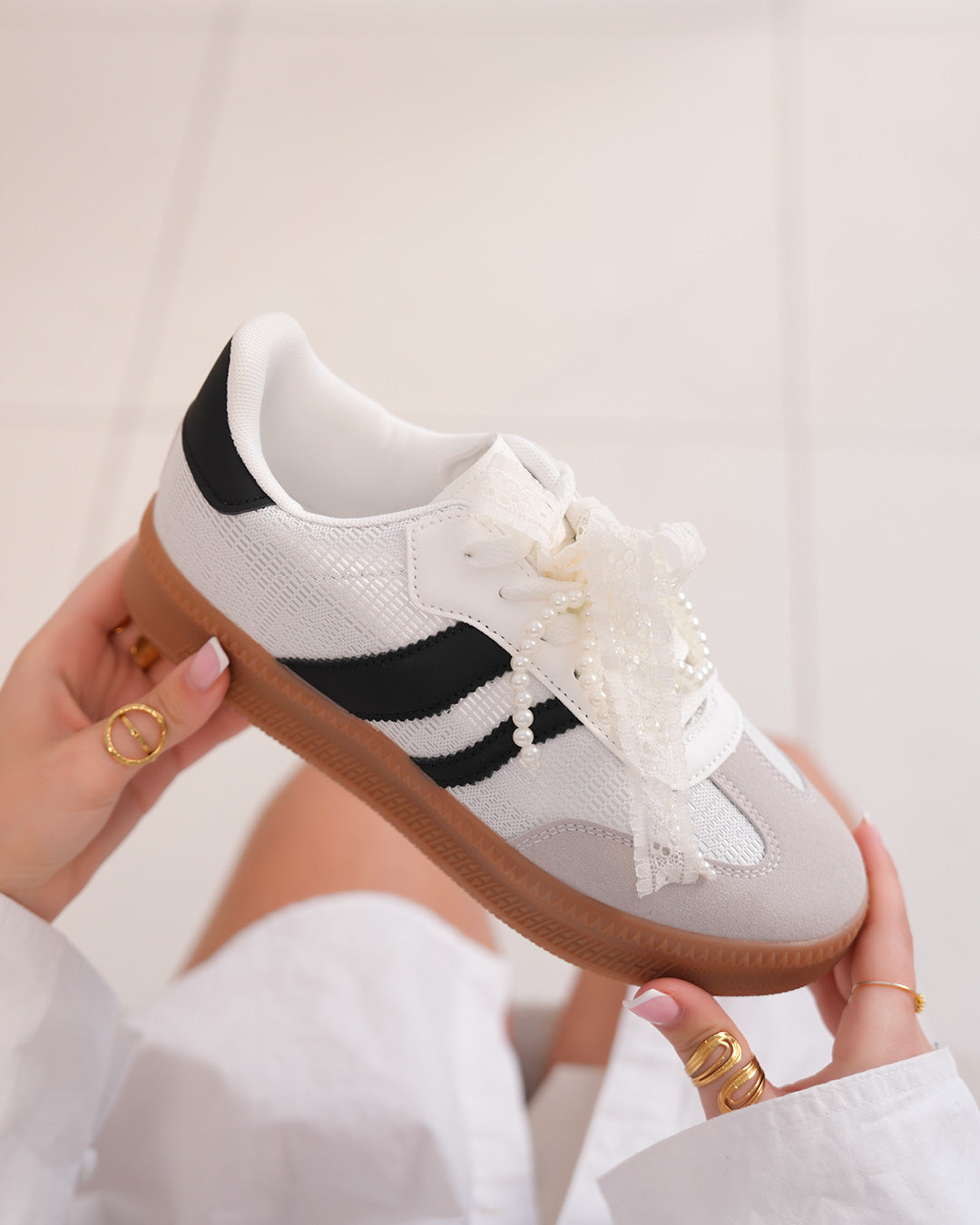 Basket femme blanche effet tissé avec dentelle, perles et semelle marron