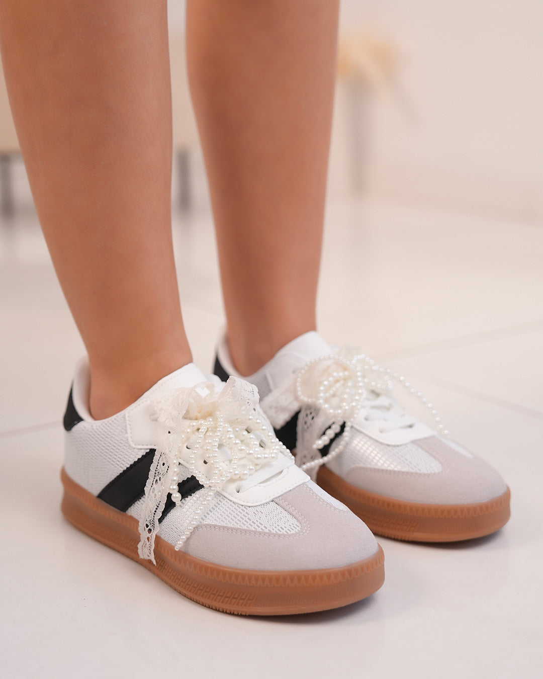 Basket femme blanche effet tissé avec dentelle, perles et semelle marron