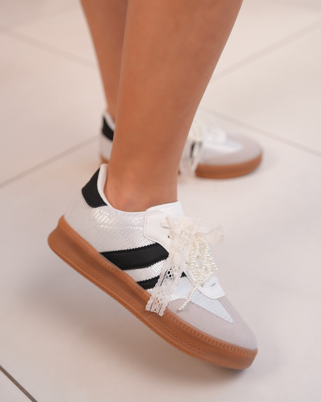 Basket femme blanche effet tissé avec dentelle, perles et semelle marron