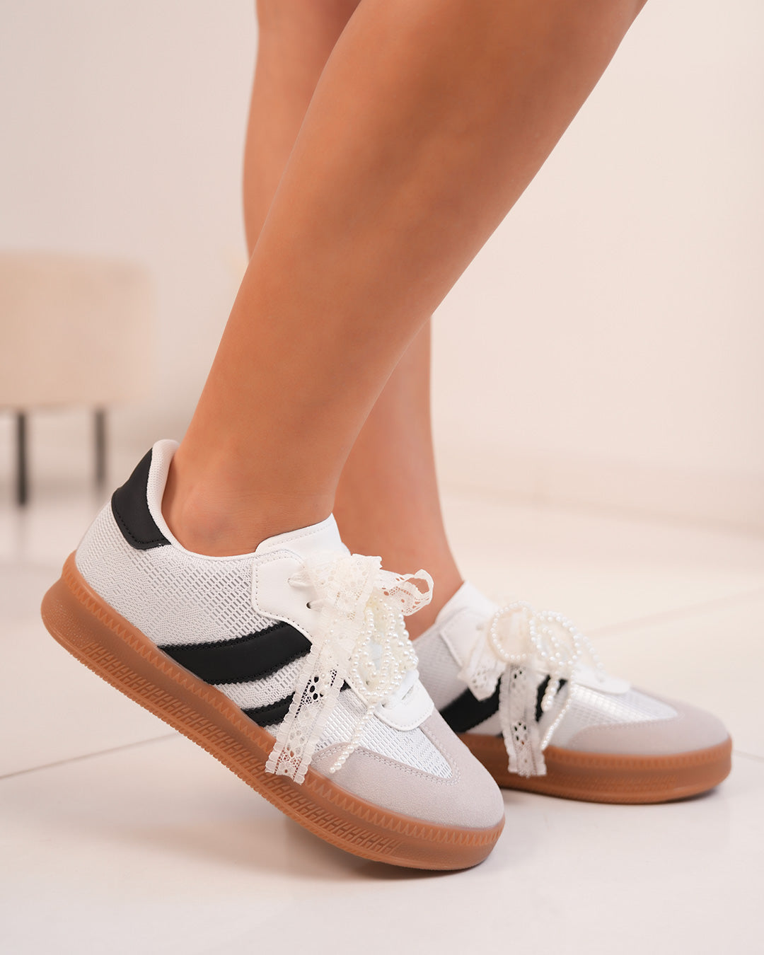 Basket femme blanche effet tissé avec dentelle, perles et semelle marron