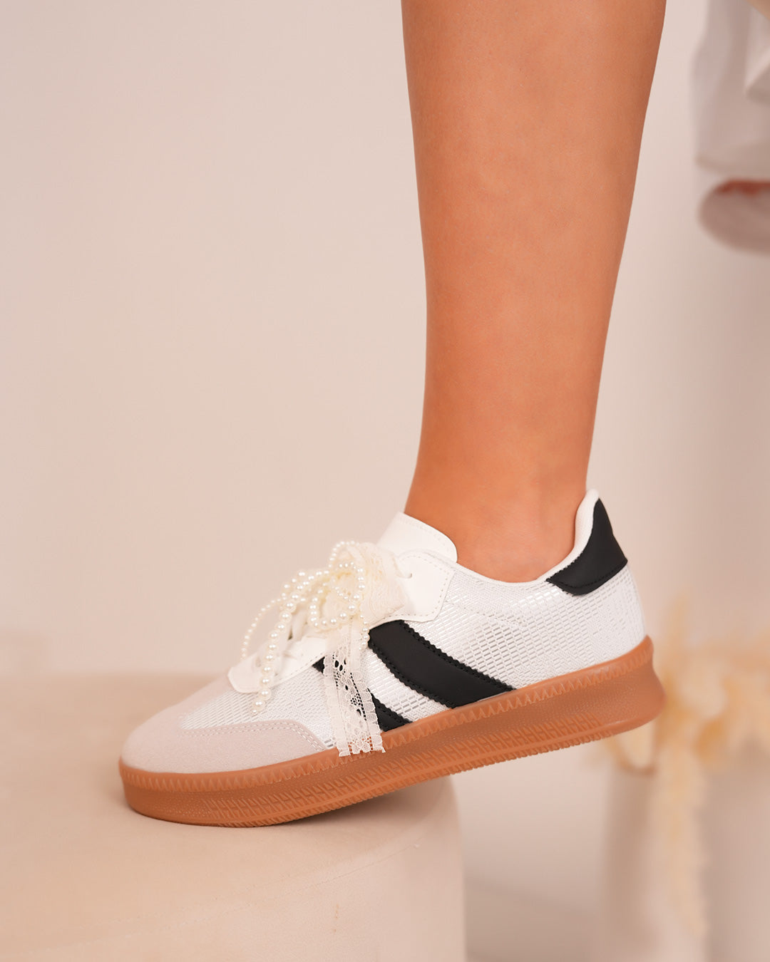 Basket femme blanche effet tissé avec dentelle, perles et semelle marron