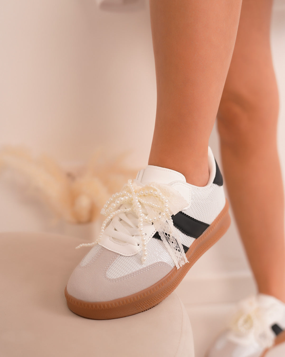 Basket femme blanche effet tissé avec dentelle, perles et semelle marron