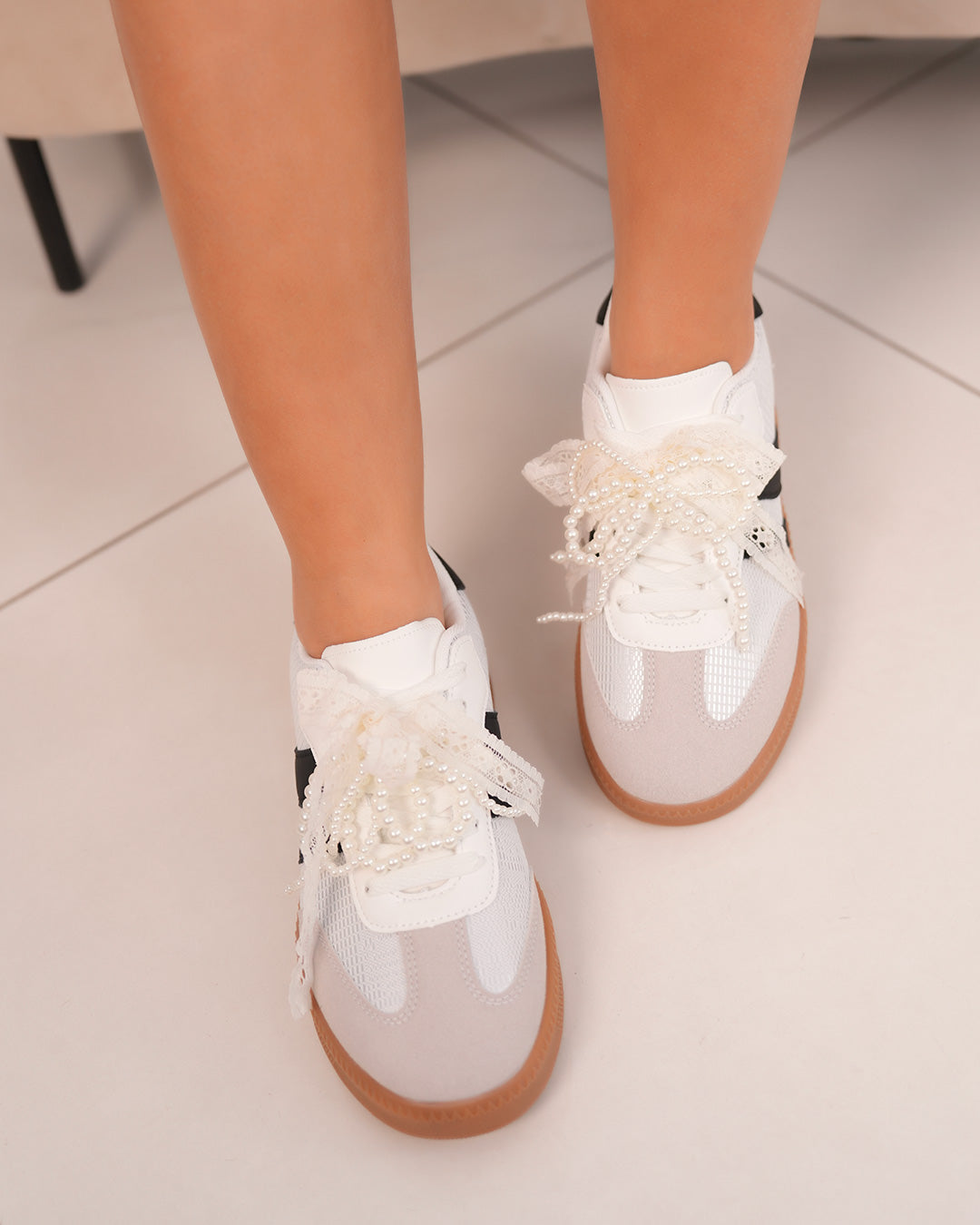 Basket femme blanche effet tissé avec dentelle, perles et semelle marron