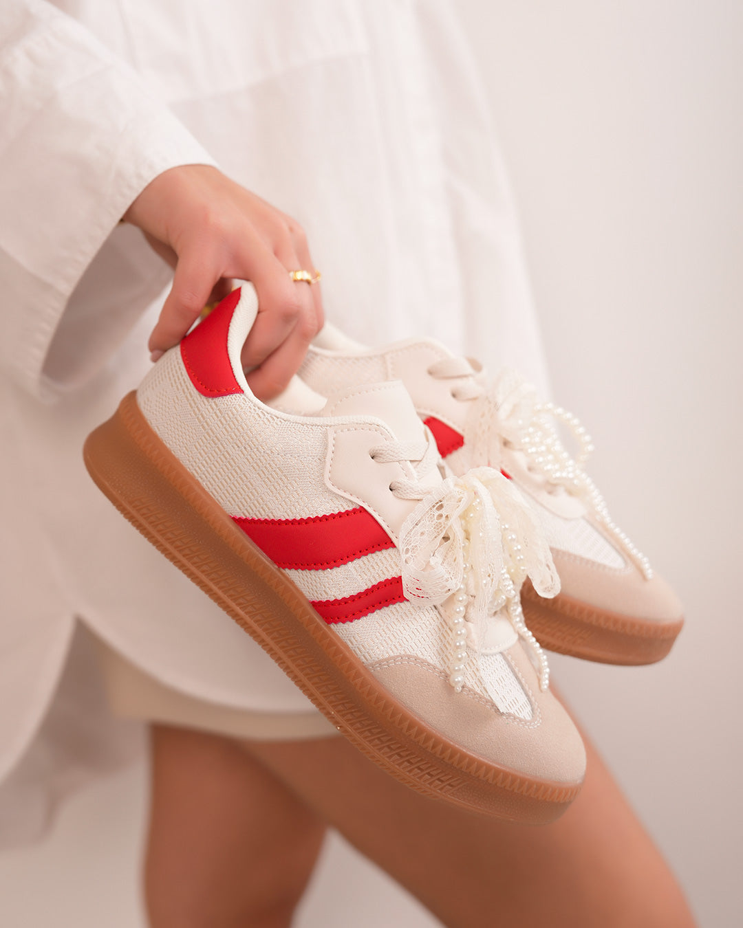 Basket femme blanche et rouge avec dentelle, perles et semelle marron