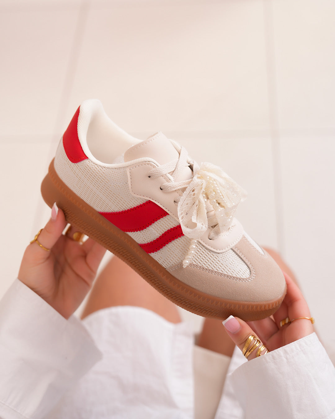Basket femme blanche et rouge avec dentelle, perles et semelle marron