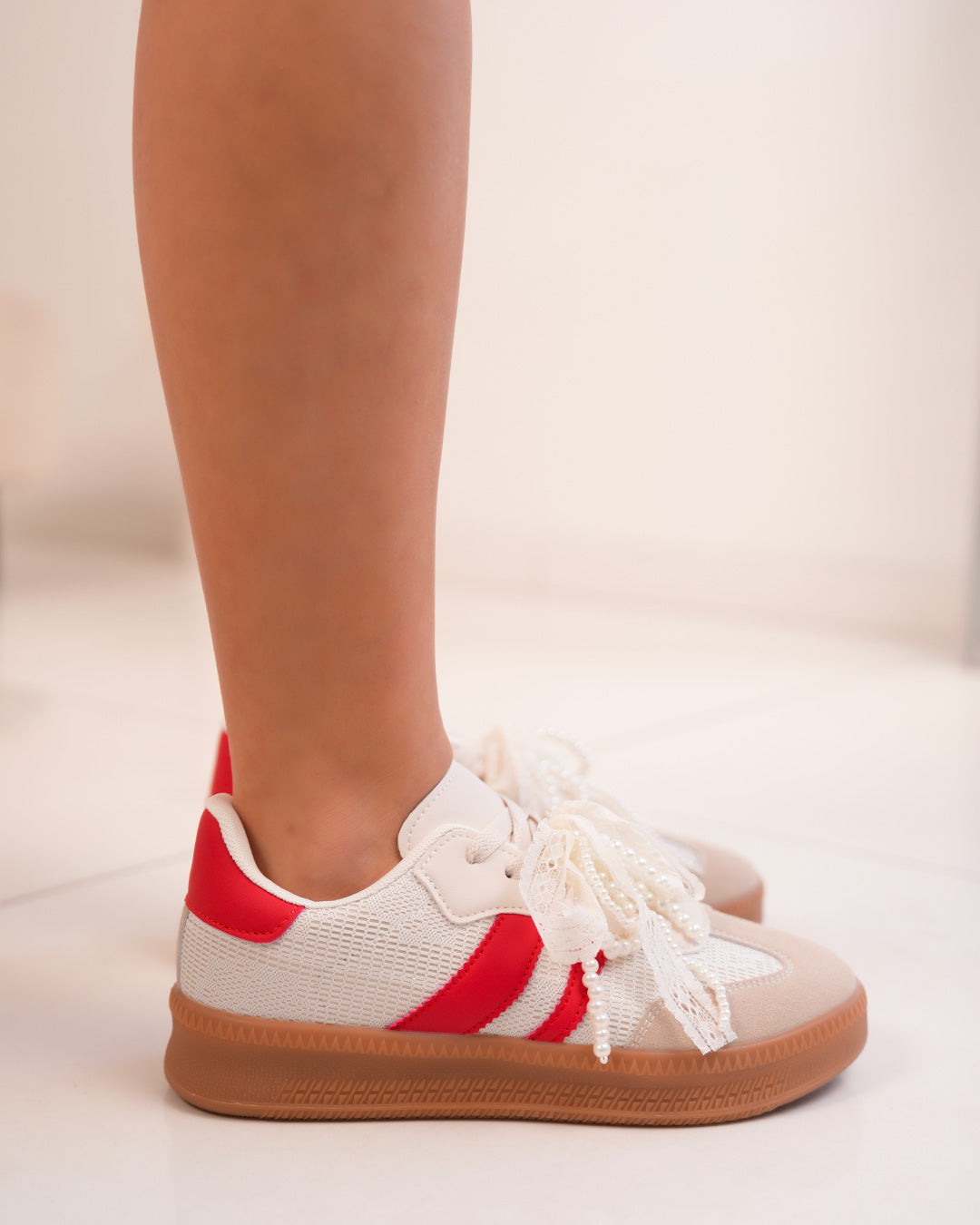 Basket femme blanche et rouge avec dentelle, perles et semelle marron