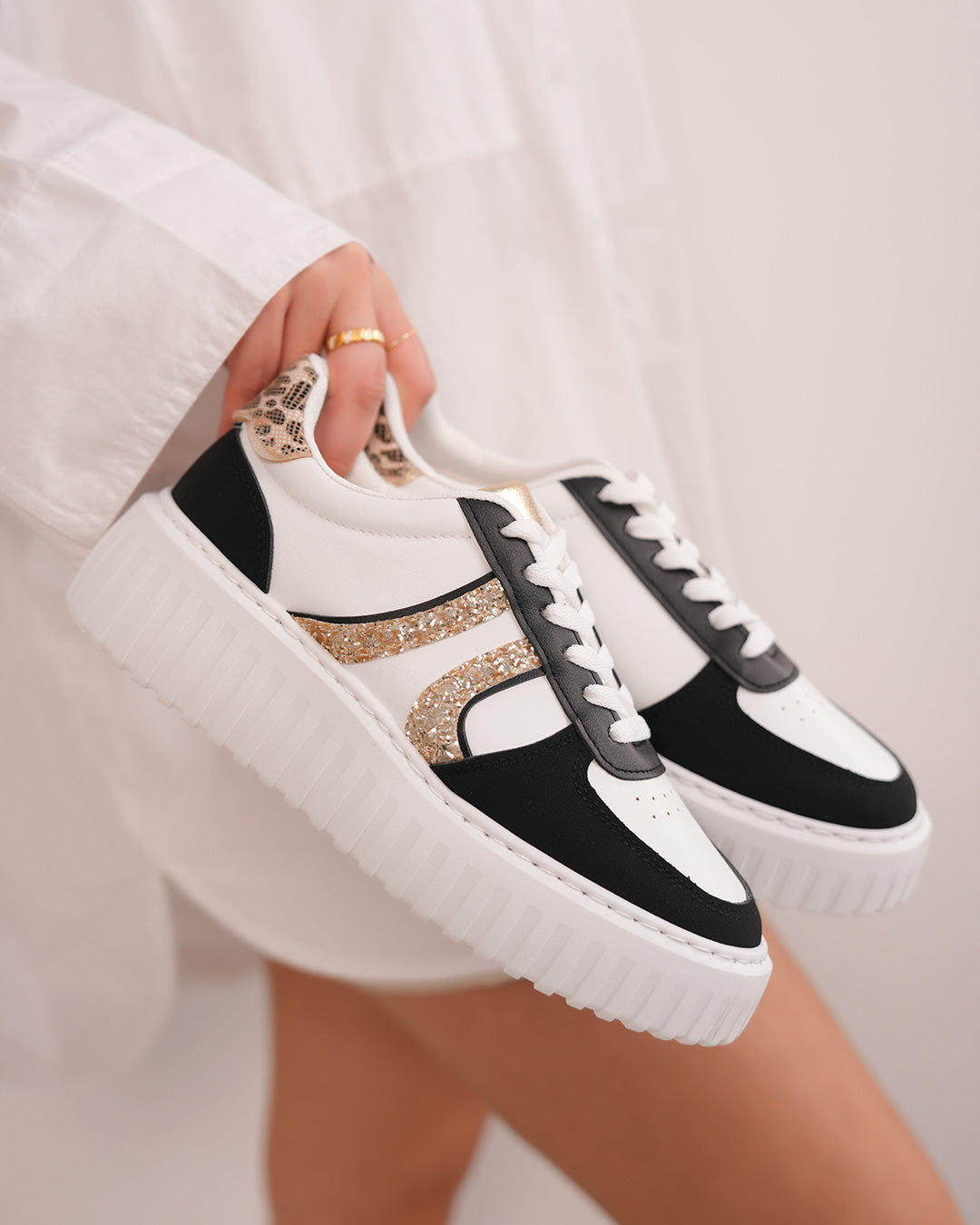 Basket femme blanche et noire tendance avec paillettes dorées et détail léopard