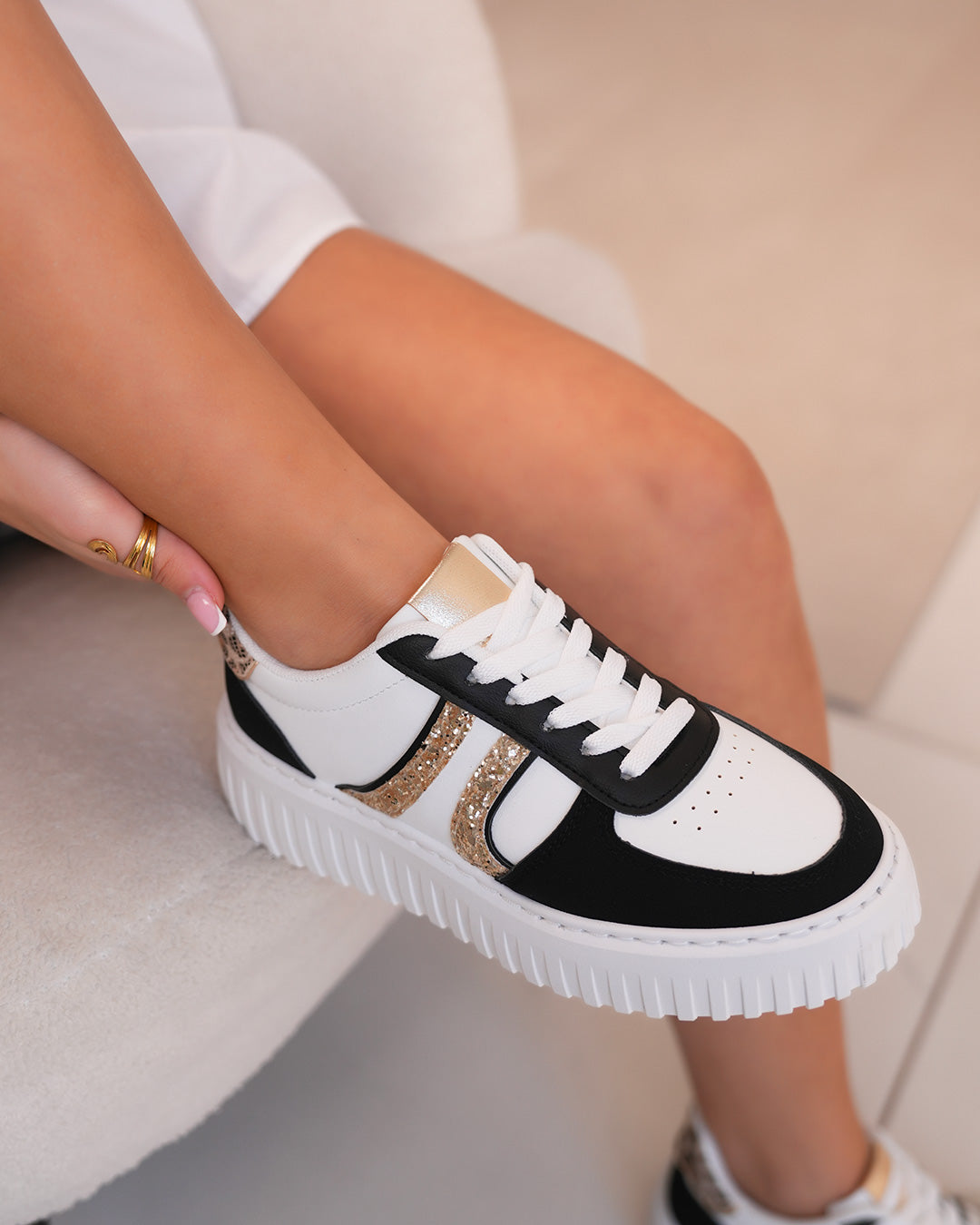 Basket femme blanche et noire tendance avec paillettes dorées et détail léopard
