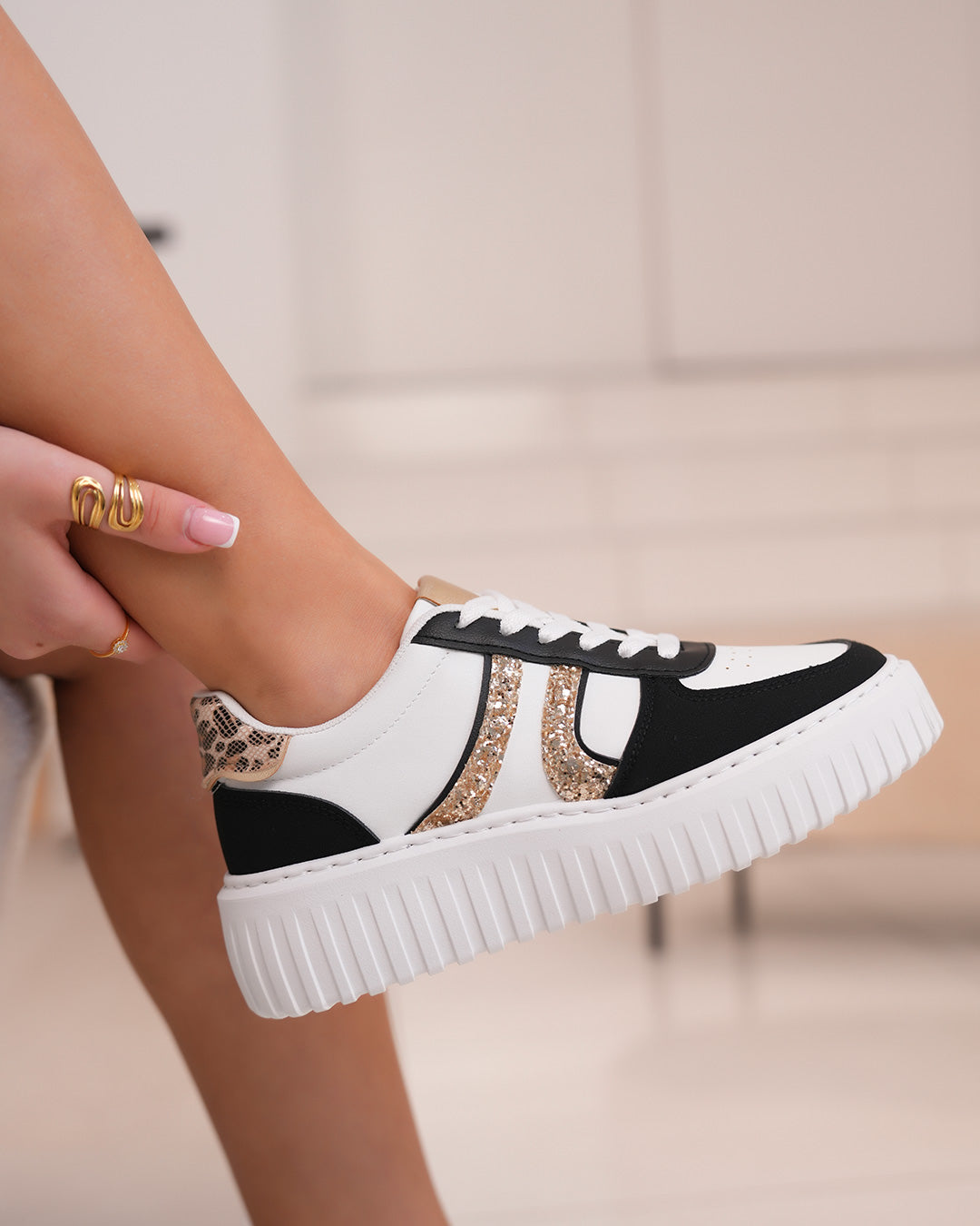Basket femme blanche et noire tendance avec paillettes dorées et détail léopard