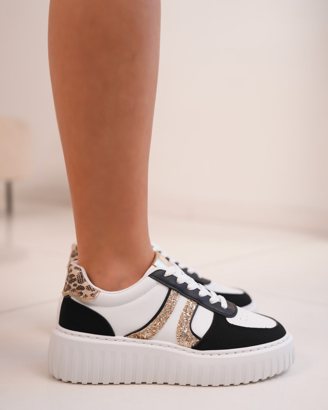 Basket femme blanche et noire tendance avec paillettes dorées et détail léopard