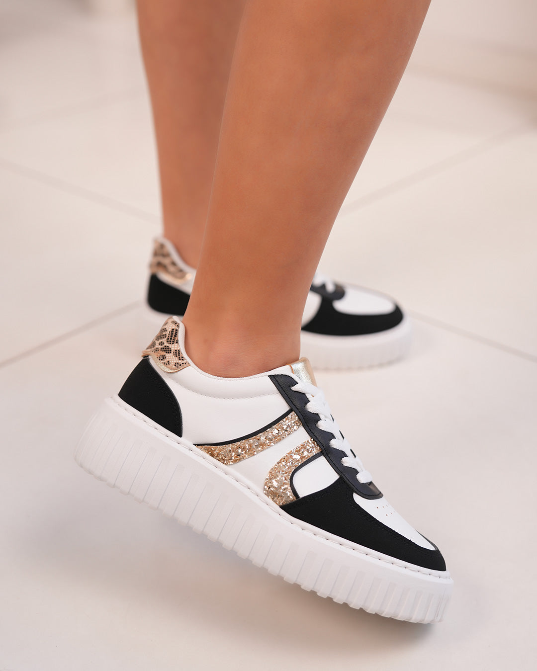 Basket femme blanche et noire tendance avec paillettes dorées et détail léopard
