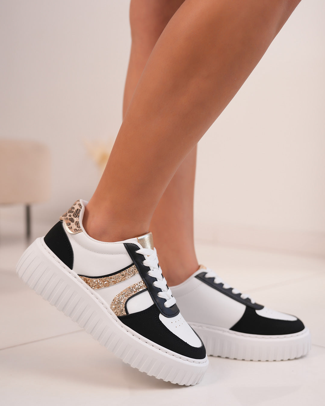 Basket femme blanche et noire tendance avec paillettes dorées et détail léopard
