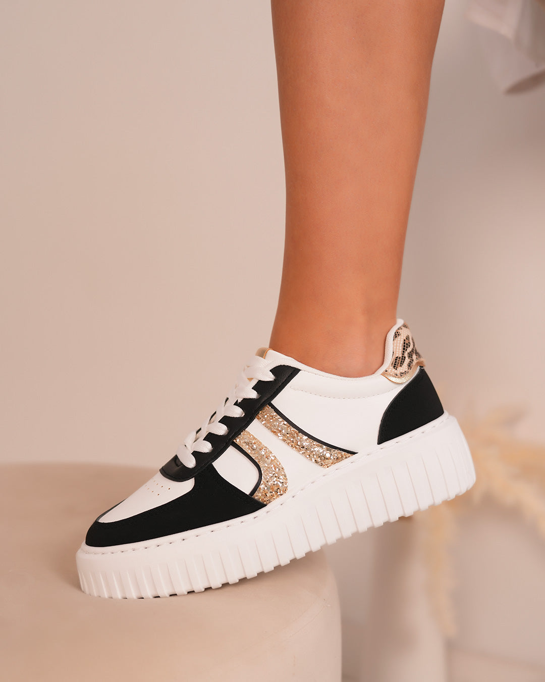 Basket femme blanche et noire tendance avec paillettes dorées et détail léopard