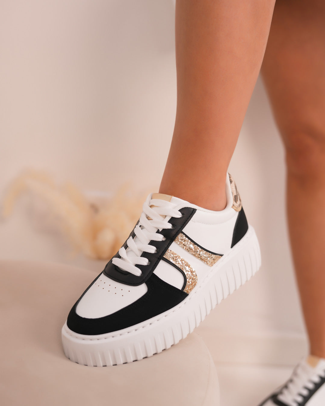 Basket femme blanche et noire tendance avec paillettes dorées et détail léopard