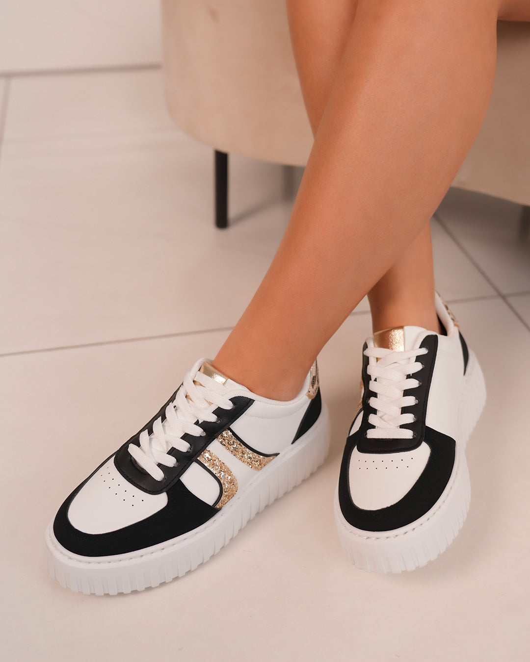 Basket femme blanche et noire tendance avec paillettes dorées et détail léopard