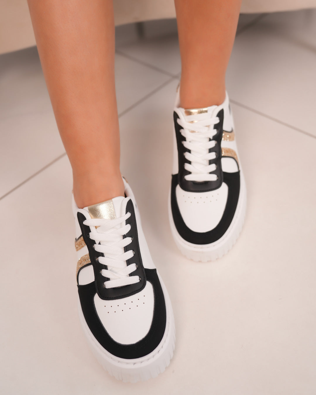 Basket femme blanche et noire tendance avec paillettes dorées et détail léopard