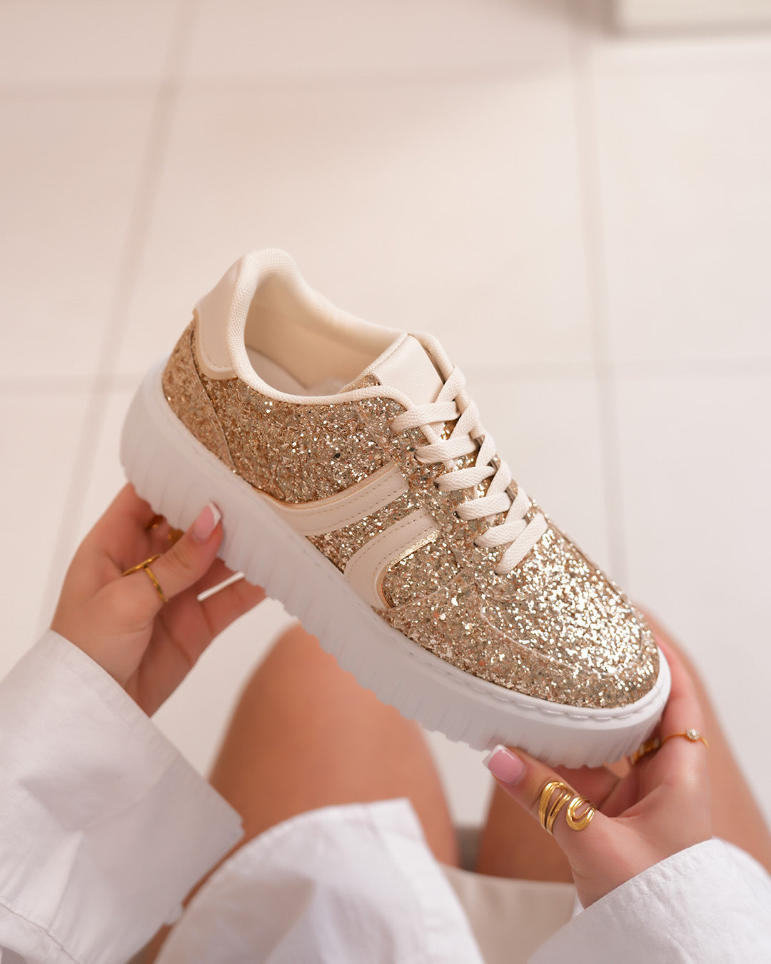 Basket femme pailletée dorée avec rayures beiges et semelle blanche