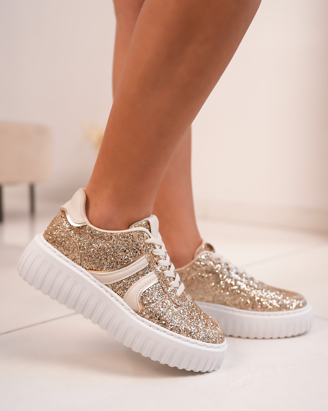 Basket femme pailletée dorée avec rayures beiges et semelle blanche