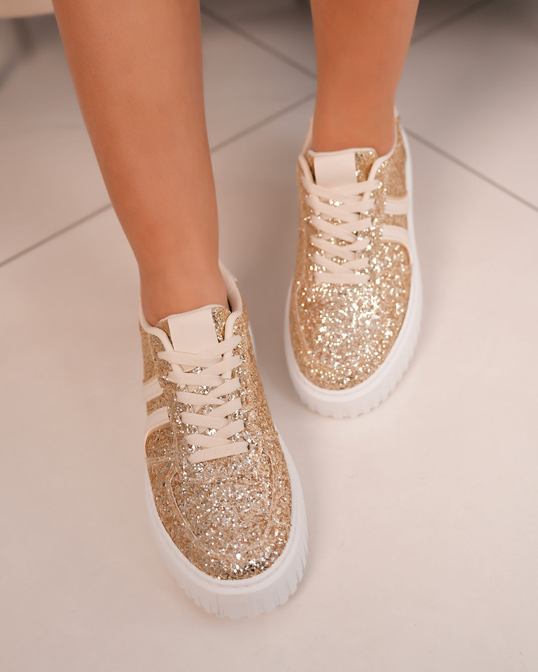 Basket femme pailletée dorée avec rayures beiges et semelle blanche