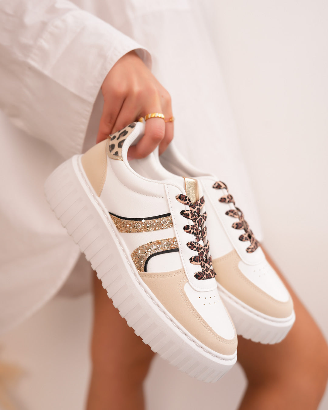 Basket femme blanche avec rayures dorées, lacets léopard et semelle épaisse
