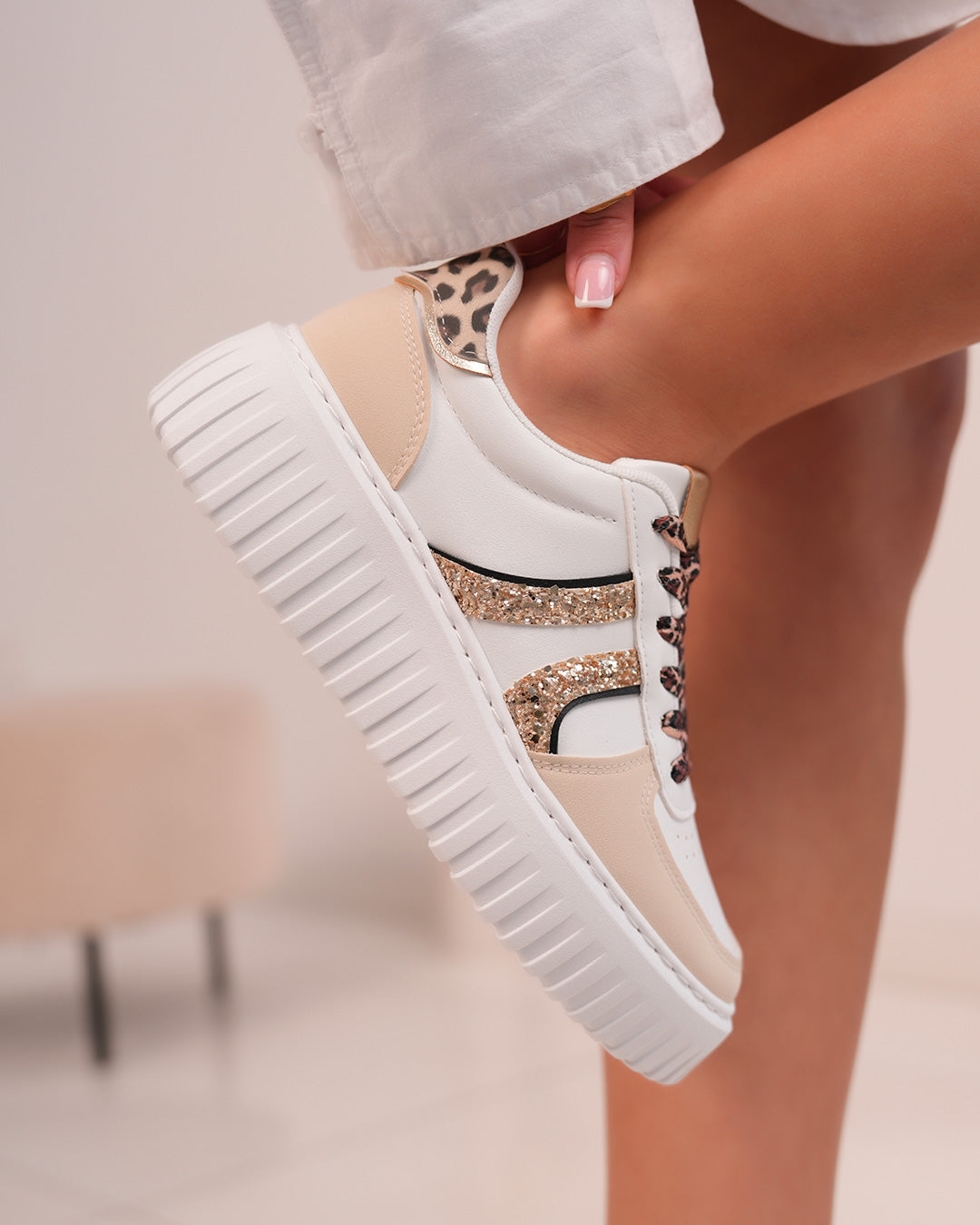Basket femme blanche avec rayures dorées, lacets léopard et semelle épaisse