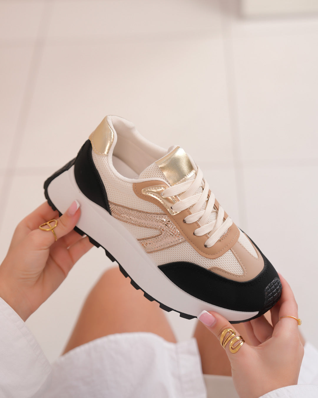Basket femme beige et noire avec rayures dorées et semelle épaisse crantée