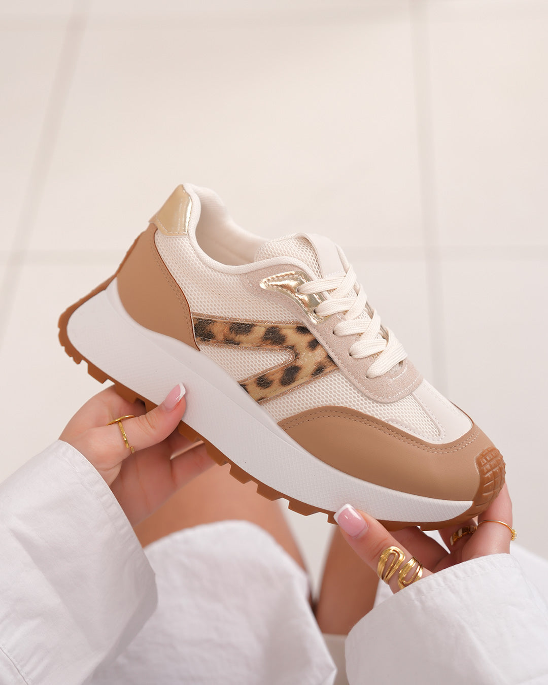 Basket femme blanche et beige avec rayures léopard et semelle épaisse crantée
