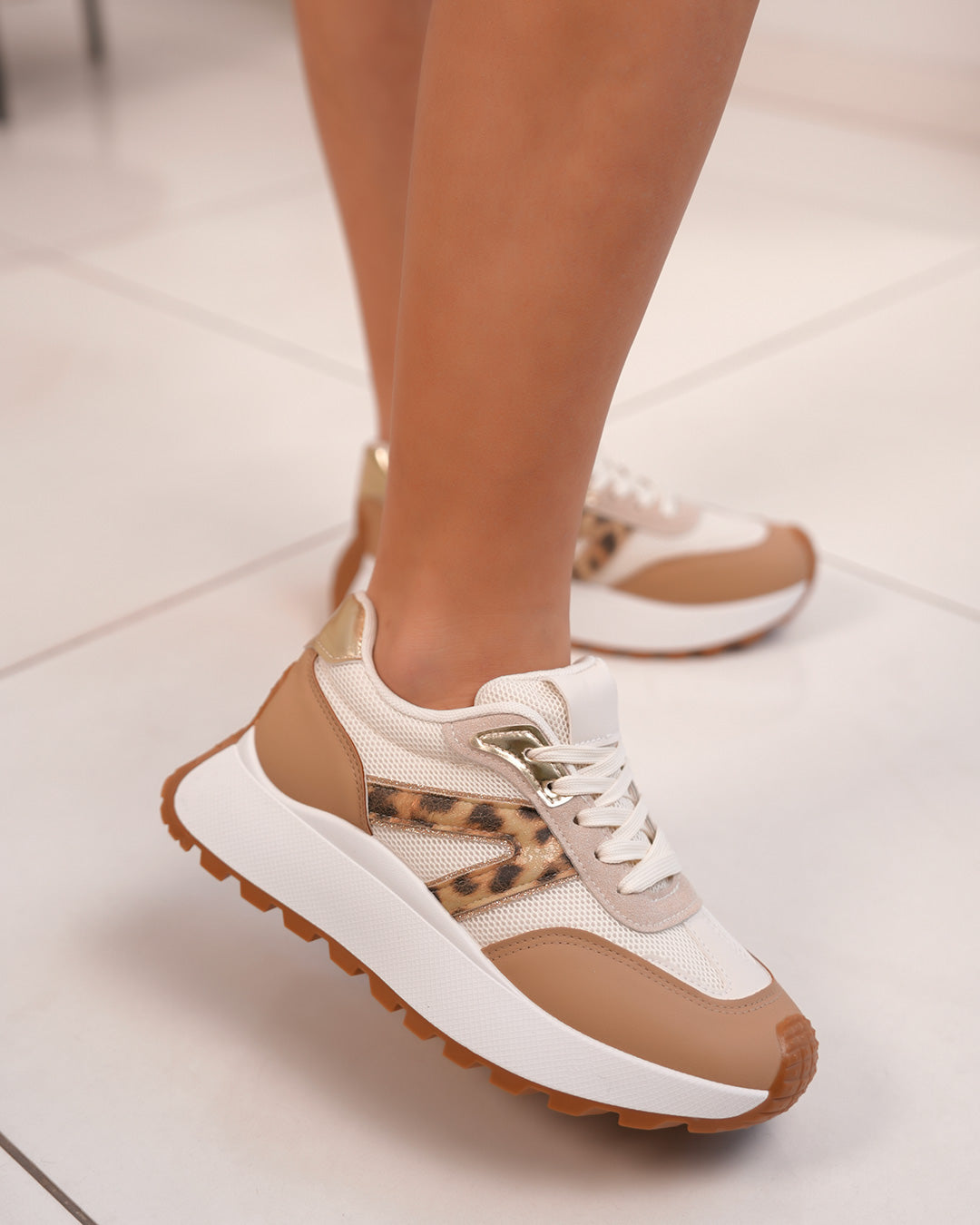 Basket femme blanche et beige avec rayures léopard et semelle épaisse crantée