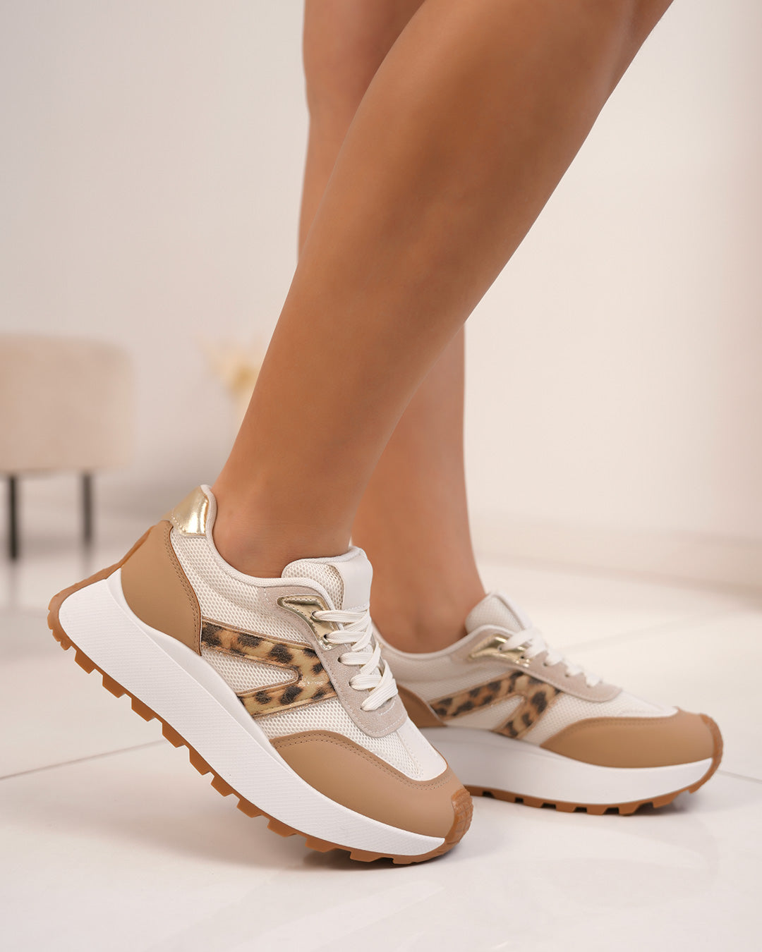 Basket femme blanche et beige avec rayures léopard et semelle épaisse crantée